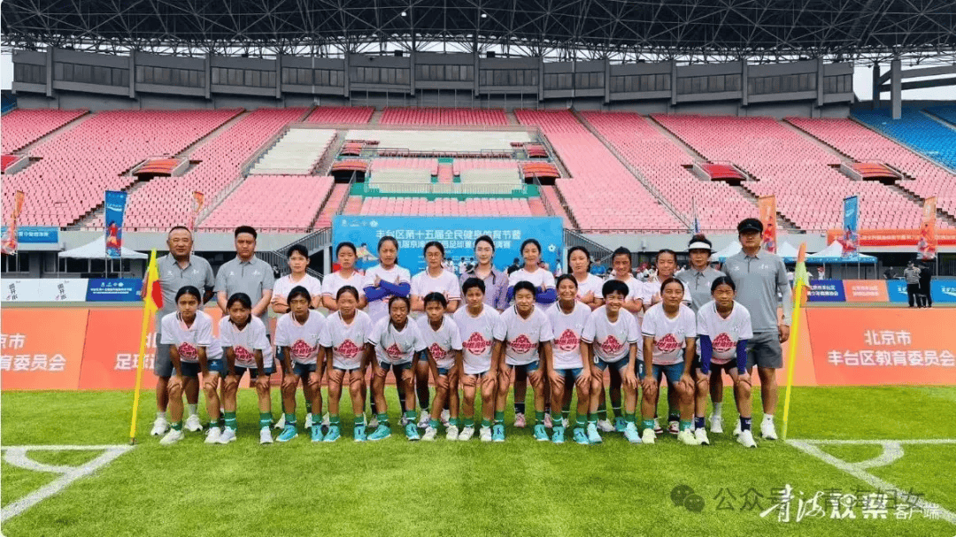 中国女足队员团结协作，取得胜利