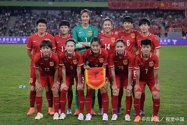 中国女足队员团结协作，取得胜利