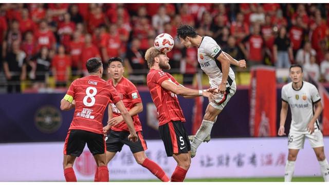 精彩比赛引发球迷狂热，球场气氛空前火爆